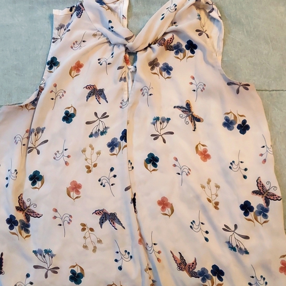 Sleeveless shirt